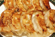 餃子包むのだけ上手い嫁が焼くの俺なのに出来上がった餃子でドヤるんだが…→スレ民「共同で飯を作ればロシアンルーレットにはならんだろう。しかし俺の嫁は…