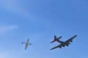 米航空ショーで第2次世界大戦当時の軍用機2機が空中衝突し墜落…B-17爆撃機とP-63戦闘機！