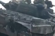 【動画】ロシア軍の戦車部隊、道路に立ち塞がった「ウクライナ市民達の壁」を踏み潰せず　ウクライナ北部
