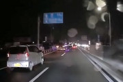 この軽自動車に何が？路駐トラックにほぼノーブレーキで追突する軽四の映像。