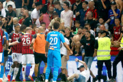 マルセイユが試合再開を放棄で打ち切り　ニースサポーターがボトルを投げ込み乱闘騒ぎ
