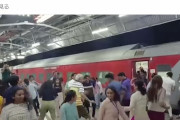 電車が20分早く到着し歓喜のダンス　ホームでの光景に「さすがインド」　※動画あり