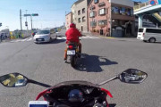 え！？バイクで交差点の右折待ちしていたらおばけが通った