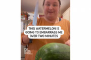 【！？】米女性「家で作ったスイカを収穫したの！美味しいかな？美味しくないかな？」包丁で切ってみた結果、衝撃の事実に気付き絶句してしまう
