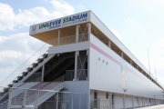 「田んぼに畑、ビニールハウスが居並ぶ、のどかな田園に突如、サッカー専用スタジアムができた。」