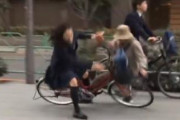 スマホ見ながら自転車で高齢者に衝突した女子高生を書類送検、高齢者は意識不明から回復するも喋るなどの意思疎通ができなくなる