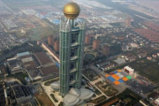 【画像】中国の世界一金持ちな村にあるビルがやべぇｗｗｗ
