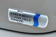 【自動車】ハイブリッドとガソリン選べる車の場合、どっち買う？　ハイブリッドになった分のコスト差を燃費で回収できる？