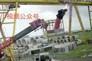 【中国】ユニックのゴンドラに乗っていた男性、電線に触れて感電死。
