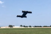 奇妙な形の垂直離着陸機「オープナー BlackFly」の有人テスト飛行の様子。