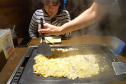 【海外の反応】食卓で調理？「お好み焼き」という不思議料理