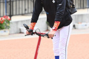 日本ハム・新庄監督　電動キックボードで登場　上機嫌で「これ、いいわ！」