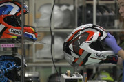 日本のヘルメットメーカーSHOEIの製造工程映像に海外感動
