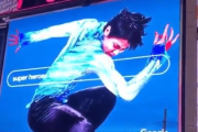 【投稿】羽生結弦は、「飛べるスーパーヒーロー」と書かれた「グーグル」検索エンジンADでニューヨークタイムズスクエアの看板に登場した。