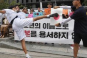 【ヘイト】韓国で慰安婦像の前で少年が日の丸に蹴りを入れる