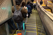 Luupを堂々エスカレーターに！「まさか電車に乗るつもり？」