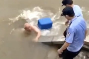 中国の警官やる気なさすぎ。洪水で助けを求めた老人を簡単に流してしまう。