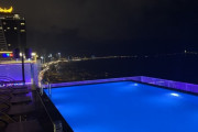 【画像あり】まんさん「ナイトプールで夏らしいことしてきました！」ﾊﾟｼｬ