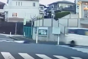 【動画】息子さん、母親を車で引きずり回してしまう