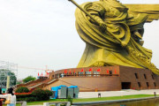 【でかっ！】大きすぎる関羽像、違法建築認定で移転へ　中国・荊州