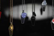 『ツイステ』チャームネックレス・ピアスが登場！棺桶や寮章デザイン&使い込むとヴィンテージ感が増す逸品