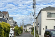 自宅の敷地からの「はみ出し駐車」は許される？ どれだけ道路に出ると「違法」なの!? 正式な「線引き」はどうなっているのか