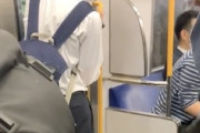 【迷惑】絶対に譲らない！電車のドア前で妨害し続ける男の動画が話題に。