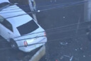 【動画】 藤沢市・藤沢北警察署前で車2台が衝突　歩道に突っ込み男女2人巻き込まれ1人意識不明