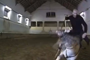 ◆悲報◆元マドリー監督ジダン、乗馬中に馬が嫌がられて落とされる、なお華麗な受け身で無傷な模様