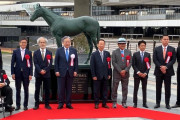 京都競馬場にコントレイル像設置