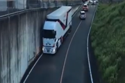 【動画】　トラックドライバーさん、とんでもない運転をしてしまう・・・