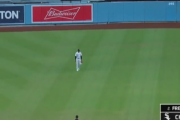 【動画】MLBで11回裏、同点無死満塁の場面でセンターがフライを追わずにあきらめてゲームセット！ → 物議に… お前ら、どう思う？