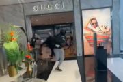 【動画】黒人さん、サラッと高級ブランドGUCCIで集団強盗してしまうｗｗｗ