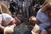 藁でぐるぐる巻きの男をゴロゴロ転がし水をぶっかける奇祭『水止舞』が今年は開催！ホラ貝も鳴るよ！！