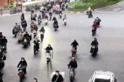 中国・広州の道路、バイクだらけで30年前のような風景に逆戻りしてる模様