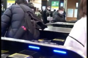 【埼玉】他人のICカードで改札を抜ける男の動画がプチ炎上中ｗｗｗ