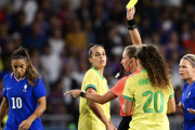 フランス女子選手、相手を殴る…追加タイム16分もブラジルに敗戦 「負けに値しない」