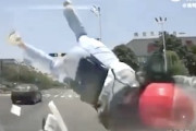 「うわああ！」スクーターの女性をもろにはねてしまうドラレコ動画。