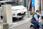 【東京】神社の中を車で暴走して警察に取り押さえられている男の動画が話題に。