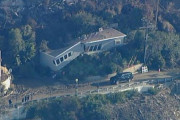 米・カリフォルニア州の山火事　消火による放水で地滑りが発生してしまう  [1/18]