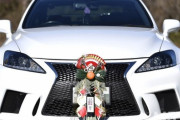 車に正月のしめ飾りはもう付けたか？