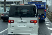 【画像】やばい軽自動車に信号待ちで割り込まれる