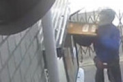 【動画】 佐川配達員が荷物を投げつける衝撃動画流出 「投げ入れるな！」 ⇒ 特定され本部が謝罪