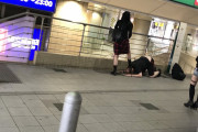 【悲報】渋谷駅でハゲが女さんに土下座させられてしまうｗｗｗｗｗｗｗｗｗｗｗｗ
