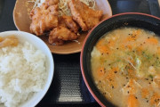 【悲報】かつやの「豚汁大&唐揚げ定食」752円（652円）、慈善事業すぎる