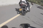 【動画】パンツをガン見してたバイク乗りさん、ド派手に事故る