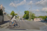 【ドラレコ】自転車に乗る少年がバランスを崩し車道側に飛び出す → 後続のドライバーさんの危機管理能力と、紳士的な対応が素晴らしすぎると話題に