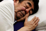 【画像】すやすや寝ているAI安倍晋三、発見される