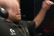 【動画】海外のプロゲーマーさん、大会中にキレて台パンしテーブルを破壊してしまうｗｗｗｗｗｗ