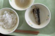 【画像】沖縄の給食、例の唐揚げ給食を超えてくる…。